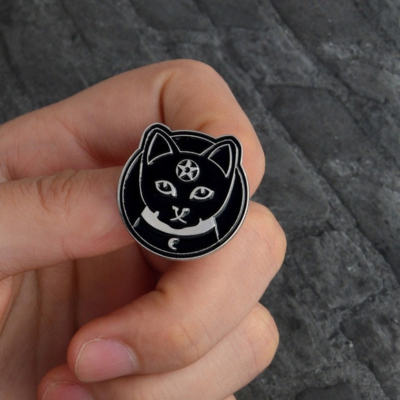 Witchy Goth Black Cat lapel pin brooch - Picture 1 of 5